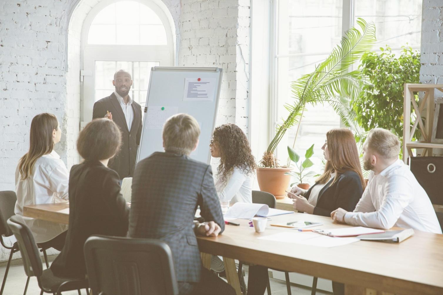 Session de formation en analyse financière avec documents et calculatrice